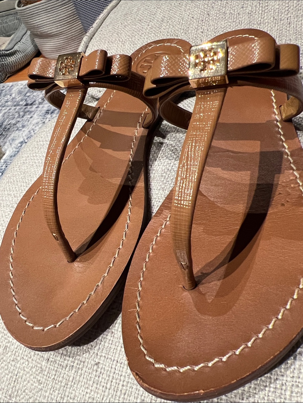 Tory Burch LeighAnne Flat Thong Sandals Brown Patent Saffiano Leather Size 7 - Picture 8 of 9